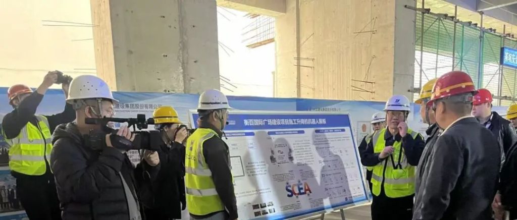 智能建造丨騰屹信升降機(jī)機(jī)器人亮相衡百國際廣場建...